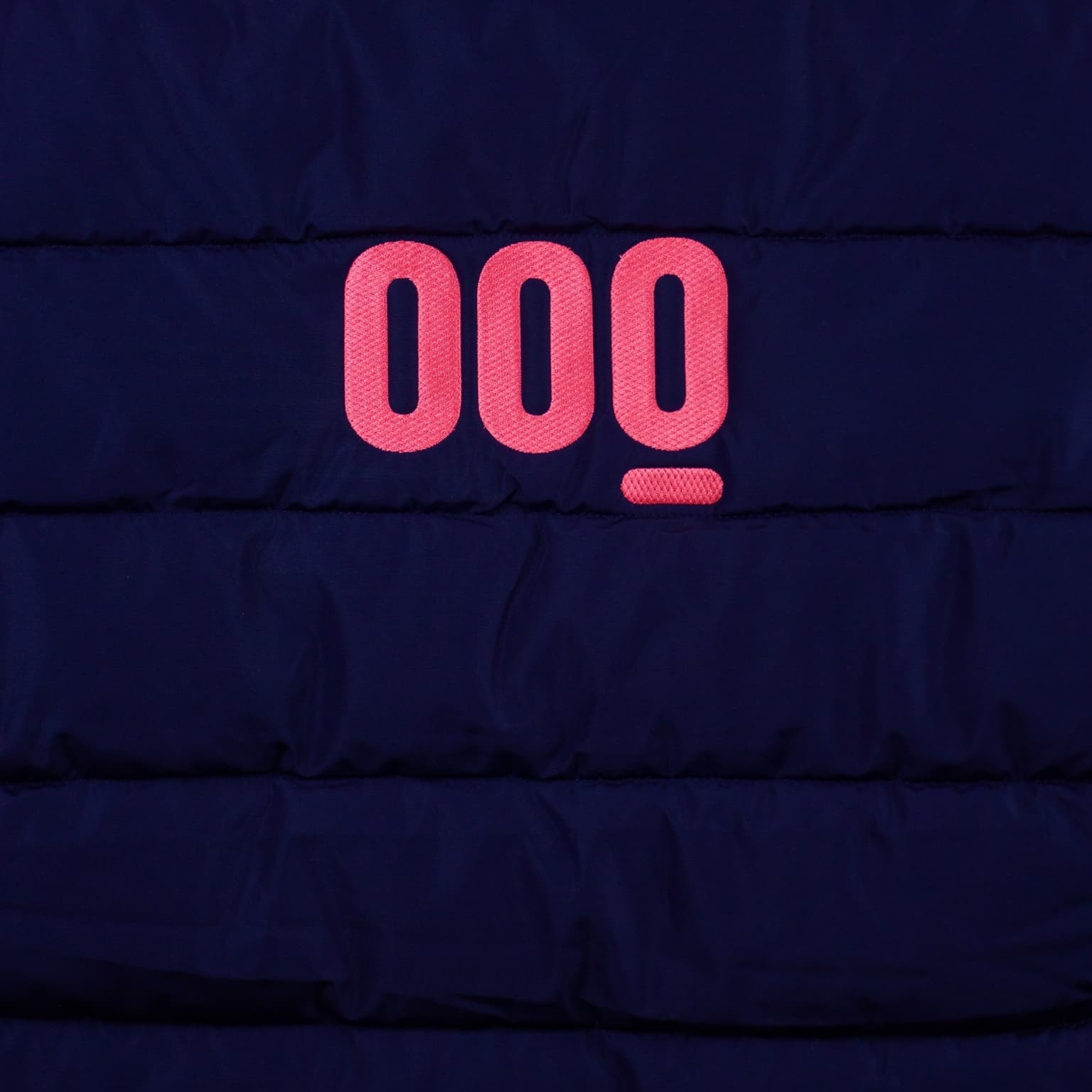 Detalle del acolchado y la textura del anorak Navy Crew azul marino