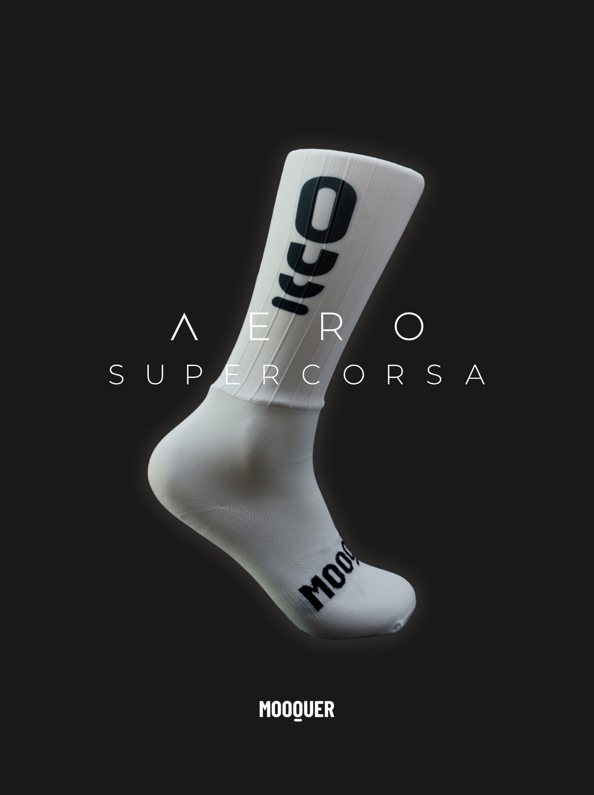 Calcetines de ciclismo Aero White Supercorsa de Mooquer sobre fondo negro