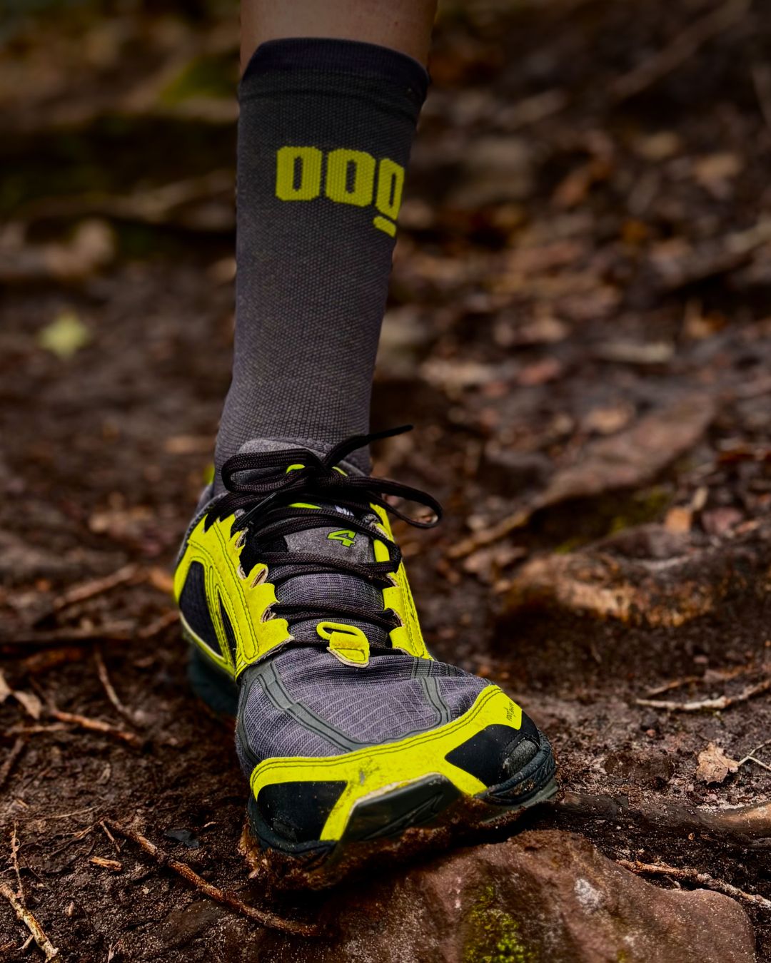 Detalle frontal calcetines de trail running Mooquer grey trail max