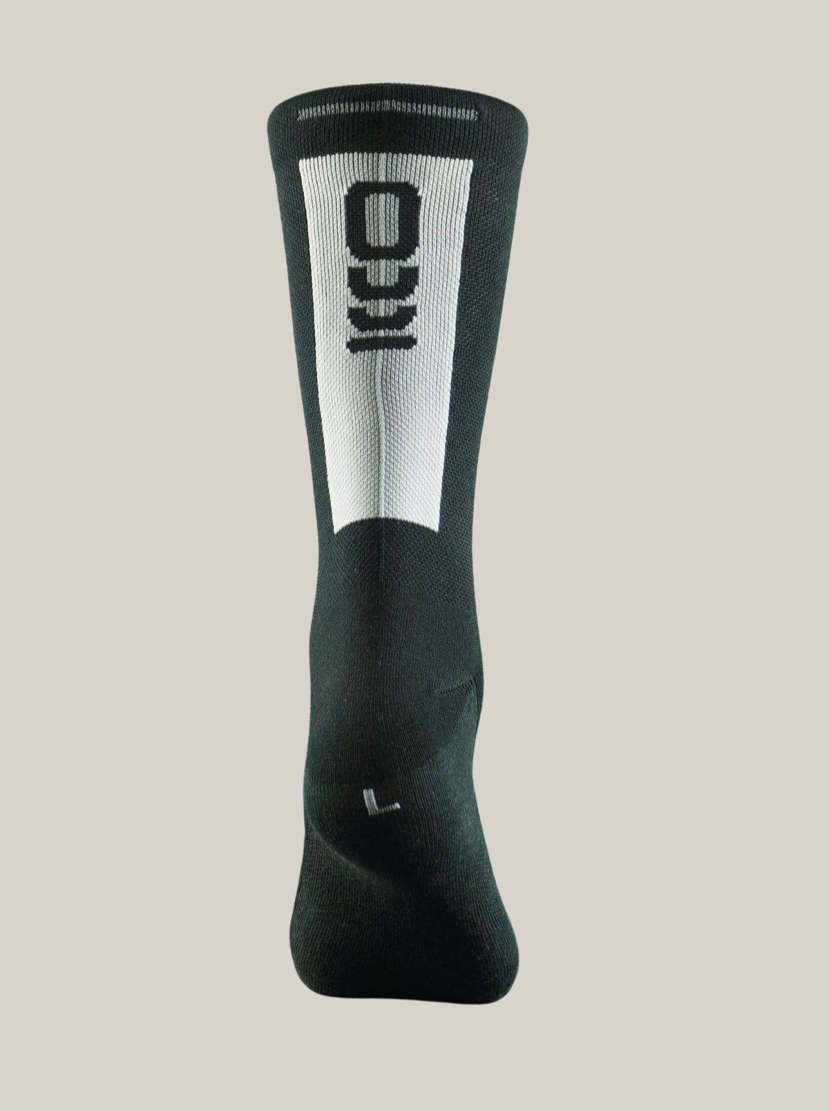 Parte trasera de los calcetines de lana merino Ember con el logo Mooquer en blanco