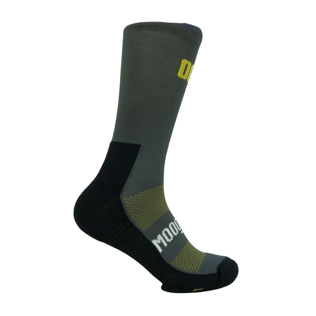 Calcetines Trail Max Grey de Mooquer en color gris para trail running y running, tallas S–L