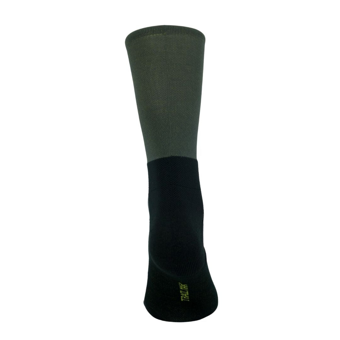 Detalle de la caña sin rejilla trasera en los calcetines Trail Max Grey de Mooquer para mayor protección