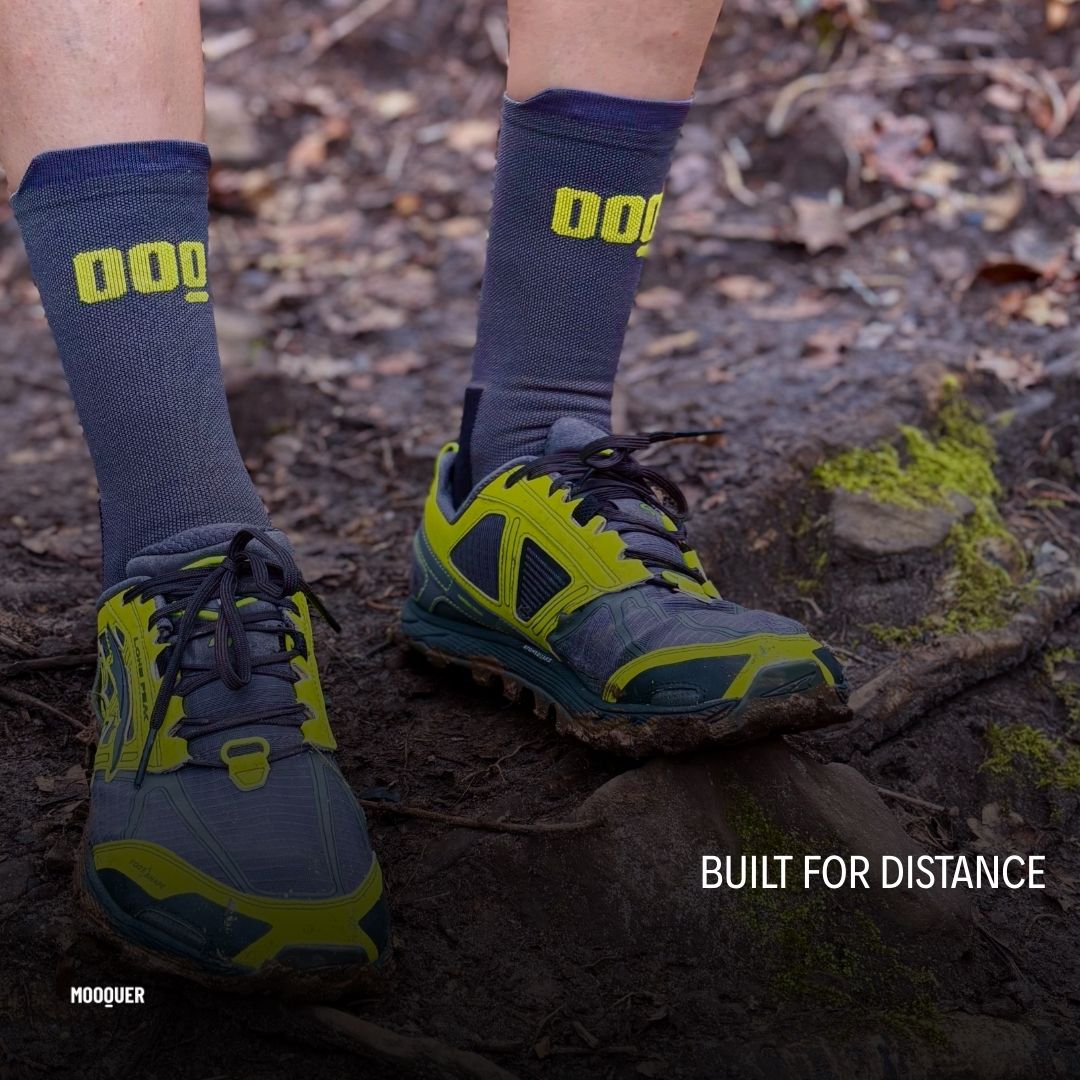 Calcetines de trail running resistentes a la abrasión Mooquer Trail Max, foto en ruta de montaña