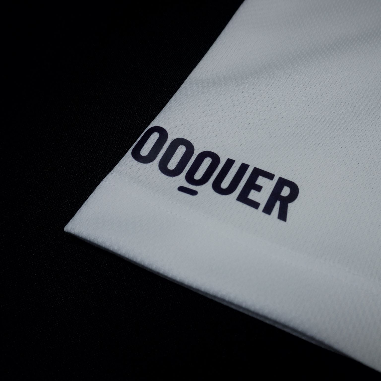 Camiseta blanca Mooquer de algodón premium con logo bordado en el pecho y corte regular unisex