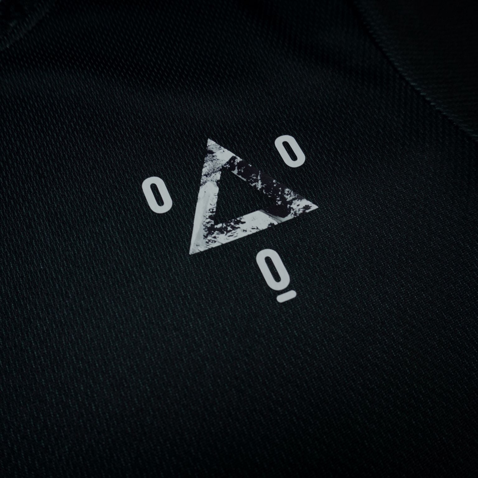 Camiseta negra Mooquer de algodón premium con logo bordado en el pecho y corte regular unisex