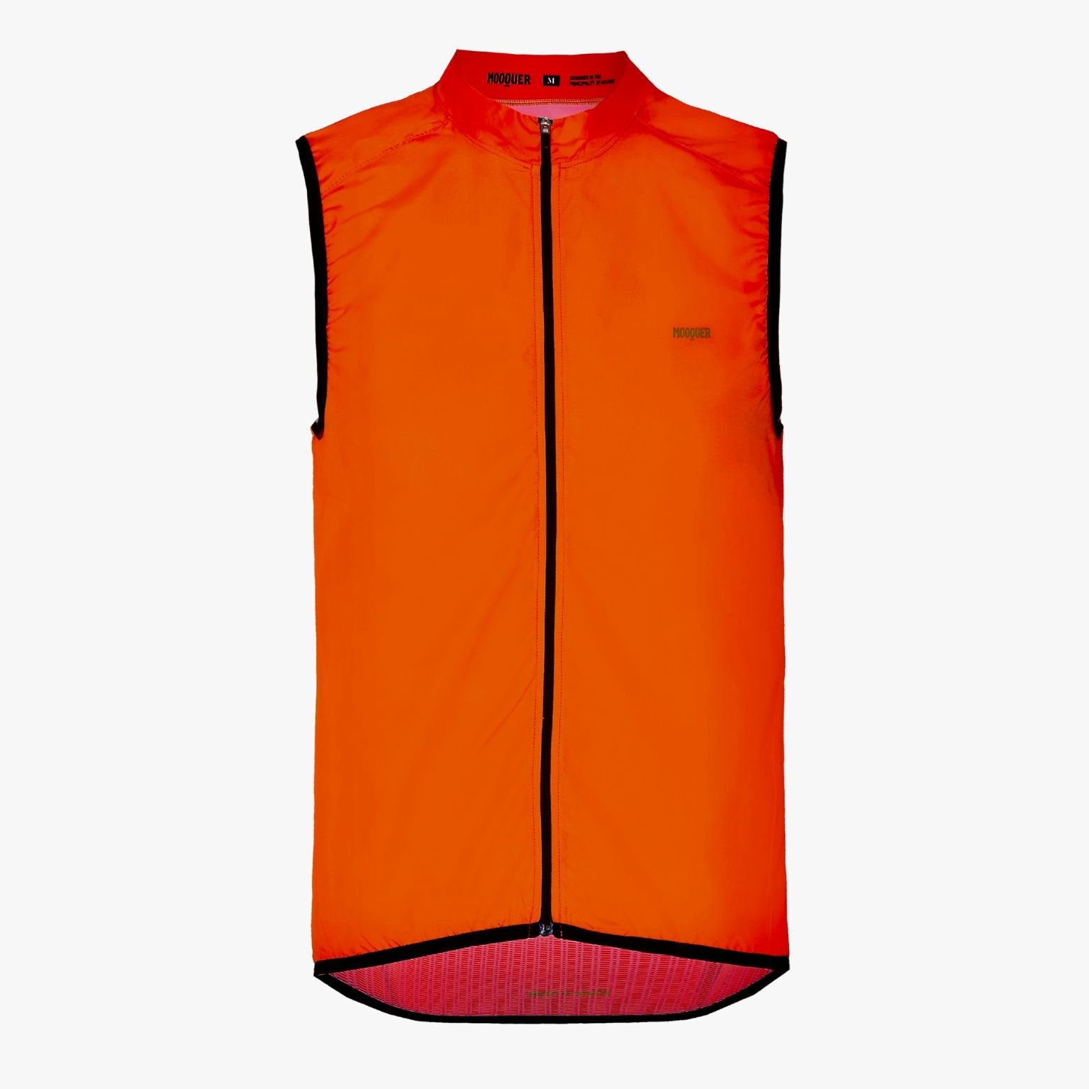 Detalle del tejido con acabado DWR en el chaleco Orange Aero para viento y lluvia fina