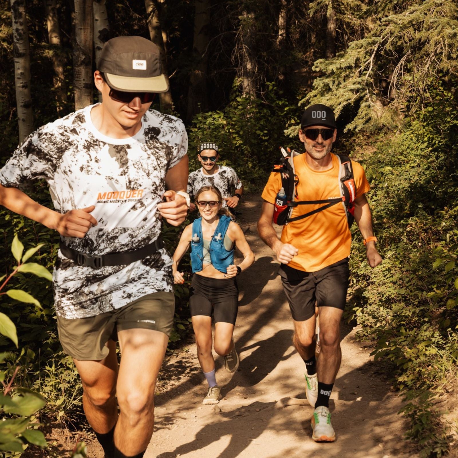 equipo de trail running con camiseta de trail mooquer agonic mountain division