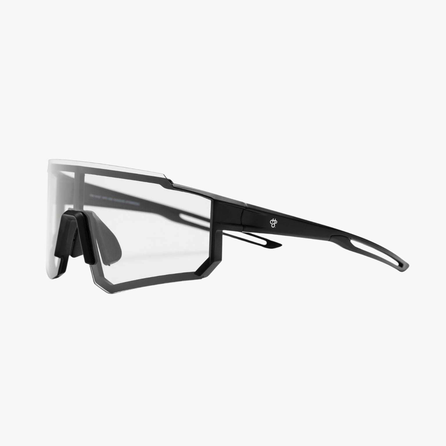 Detalle de la lente fotocromática Cat 1–3 (78%–14% VLT) en las gafas CHPO Siri Black Photochromic