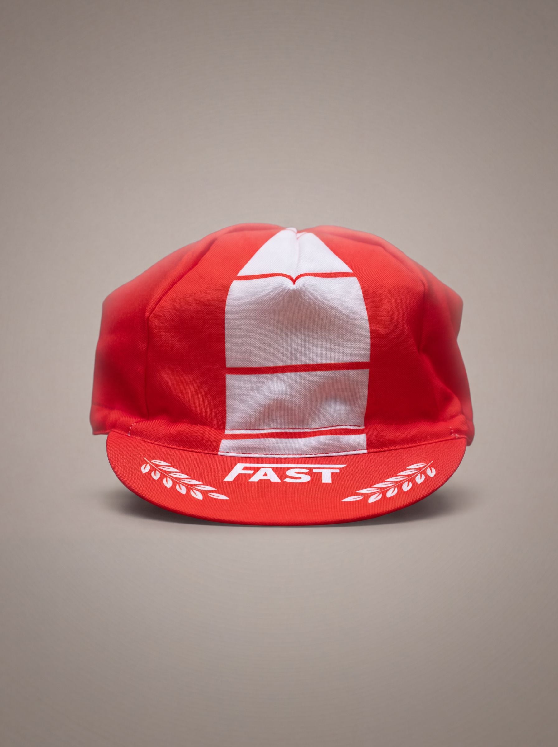 Gorra ciclista roja FAST Corsa con logo FAST, fabricada en Portugal