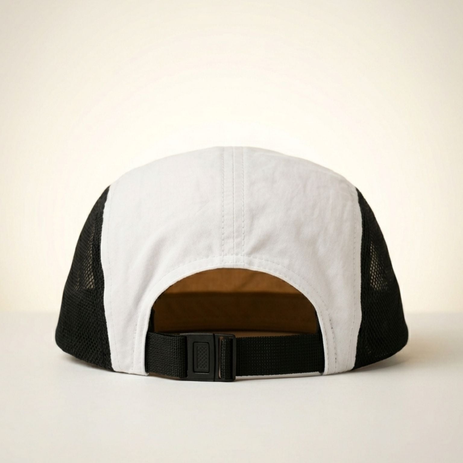 Gorra blanca para trail running con paneles de malla reciclada