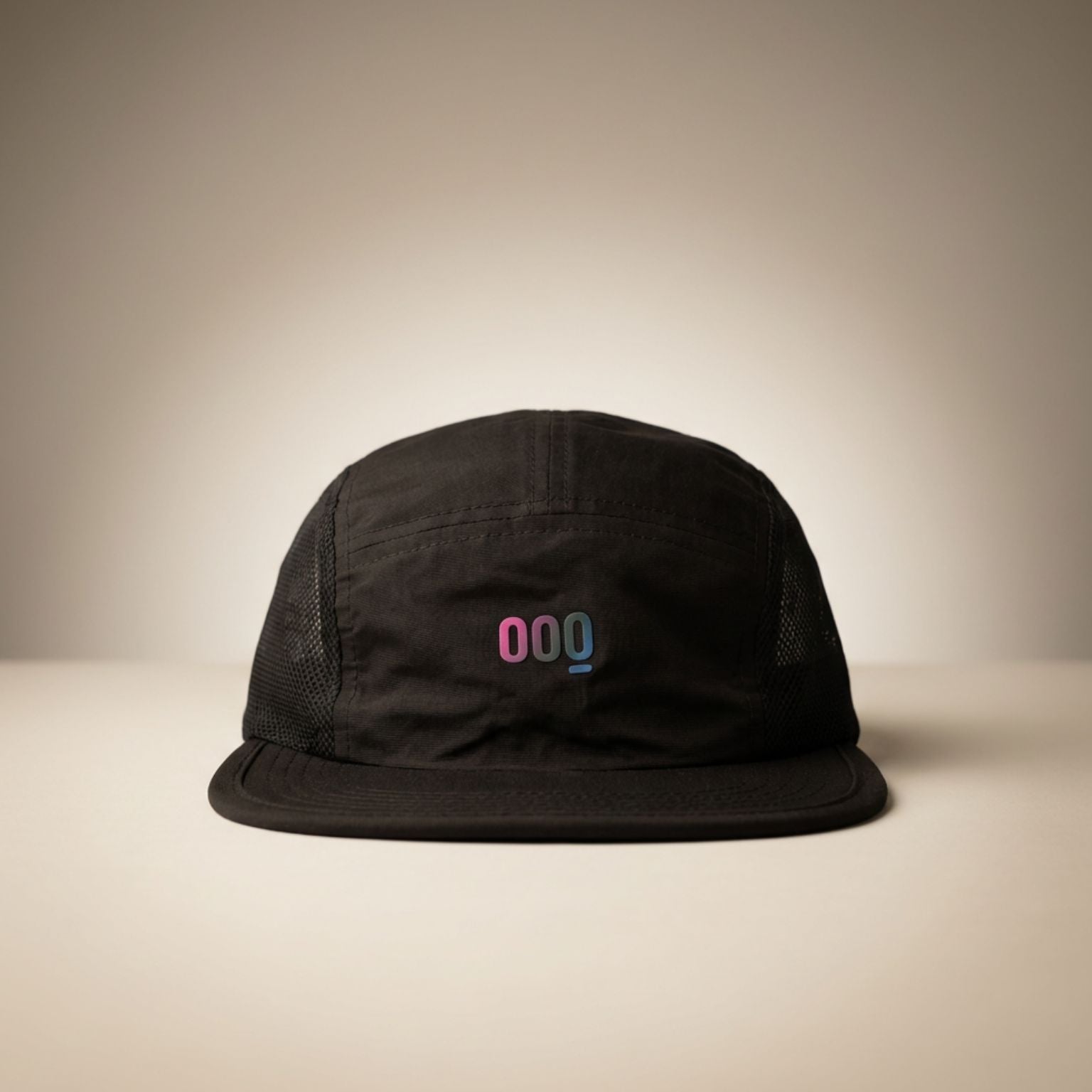 Perfil lateral de gorra técnica negra para trail running MOOQUER