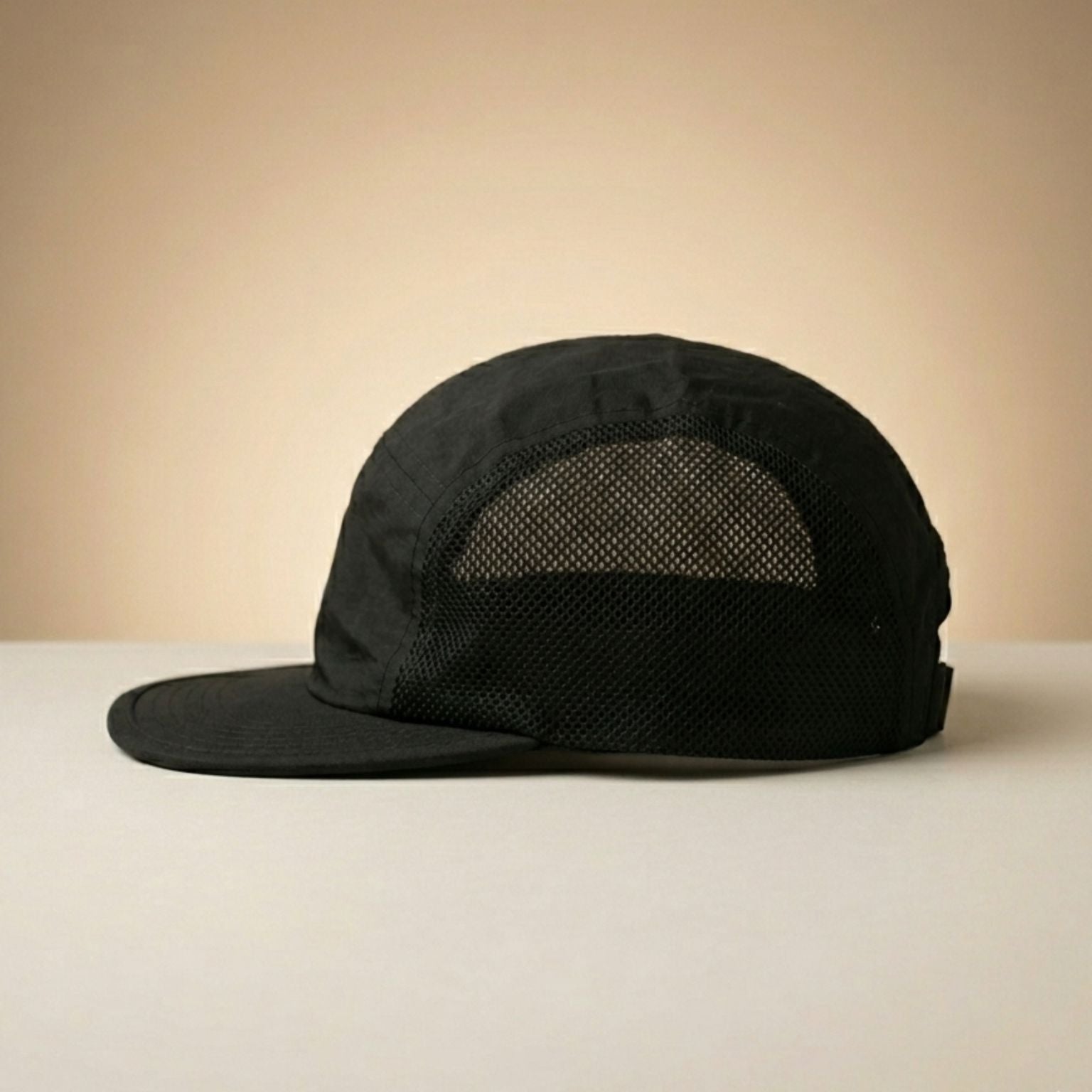 Gorra negra de running con paneles transpirables y diseño técnico