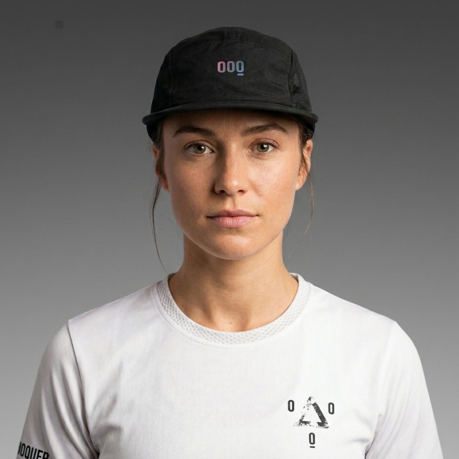 Gorra de trail running negra MOOQUER con logotipo reflectante naranja en la parte frontal