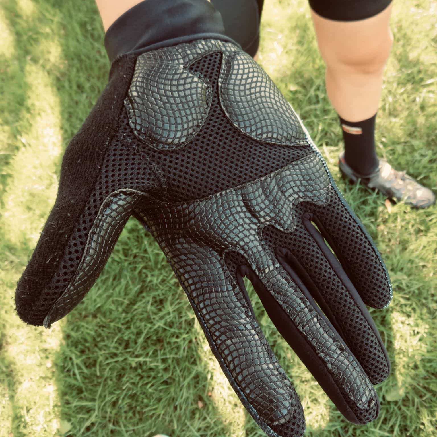 Guantes largos Rock Factory en uso sobre el manillar, control y transpiración en MTB y gravel