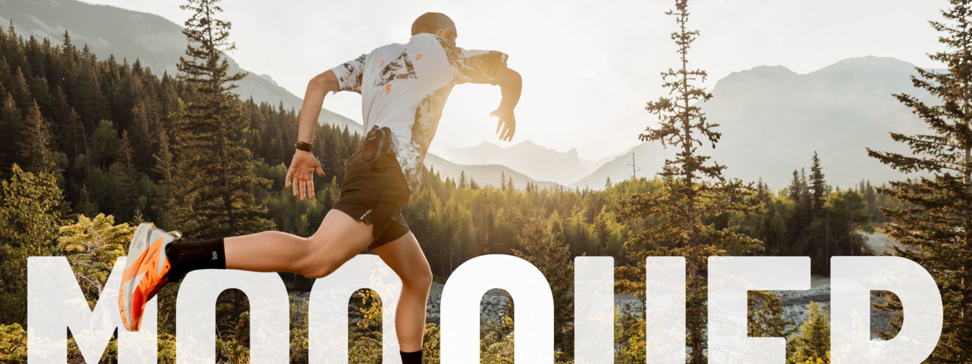 Trail runner con camiseta Mooquer Agonic Mountain Division corriendo en montaña al atardecer