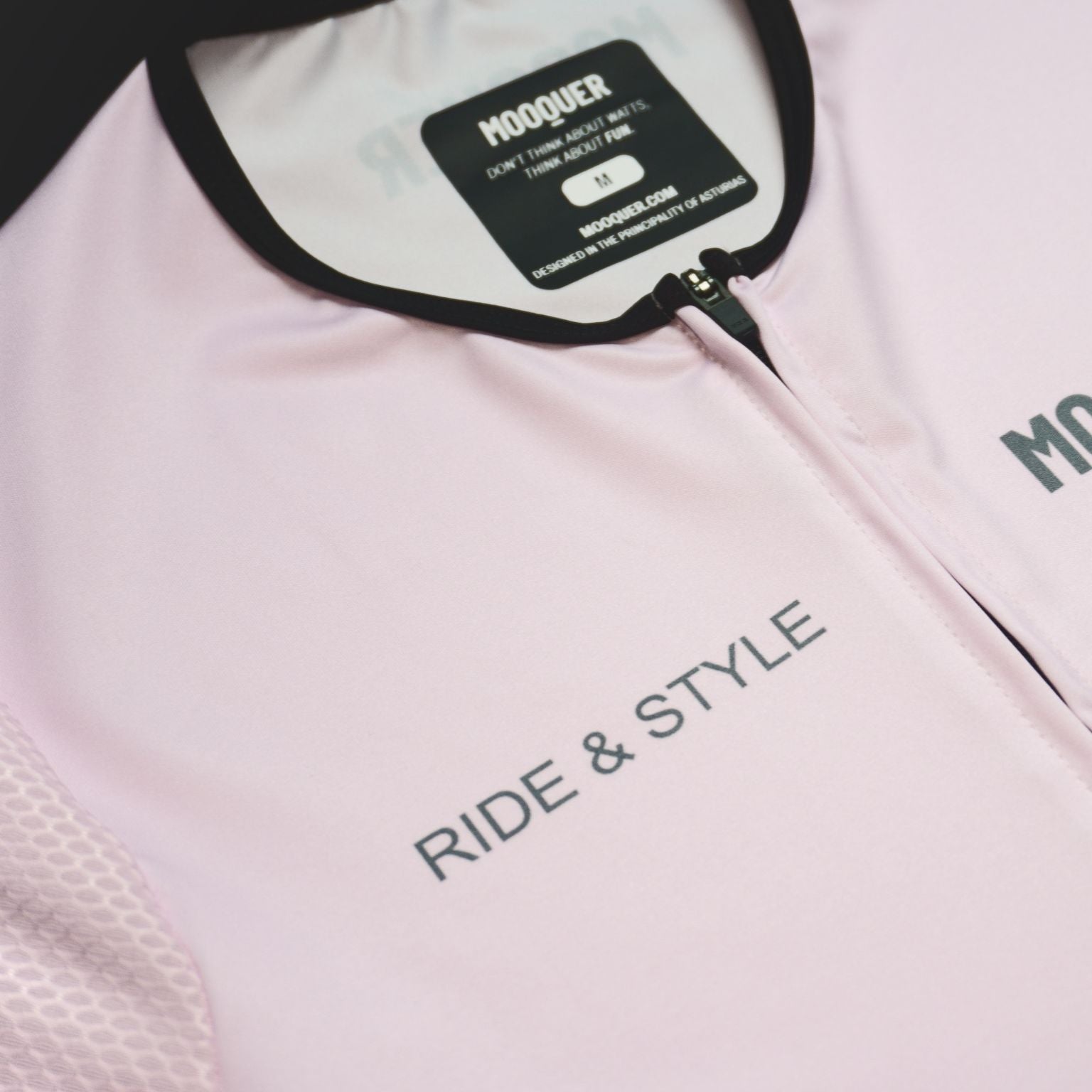 Etiqueta interior del maillot Mooquer fabricado en España con leyenda Don't think about watts, think about fun