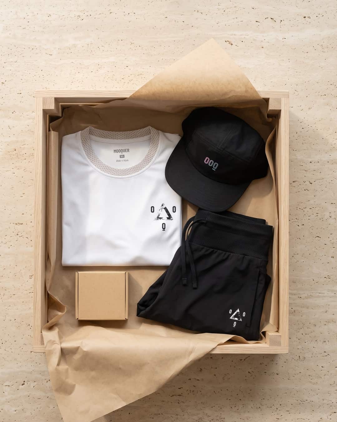 Corredor con la equipación de trail running Mooquer Alba: camiseta técnica, pantalón y gorra