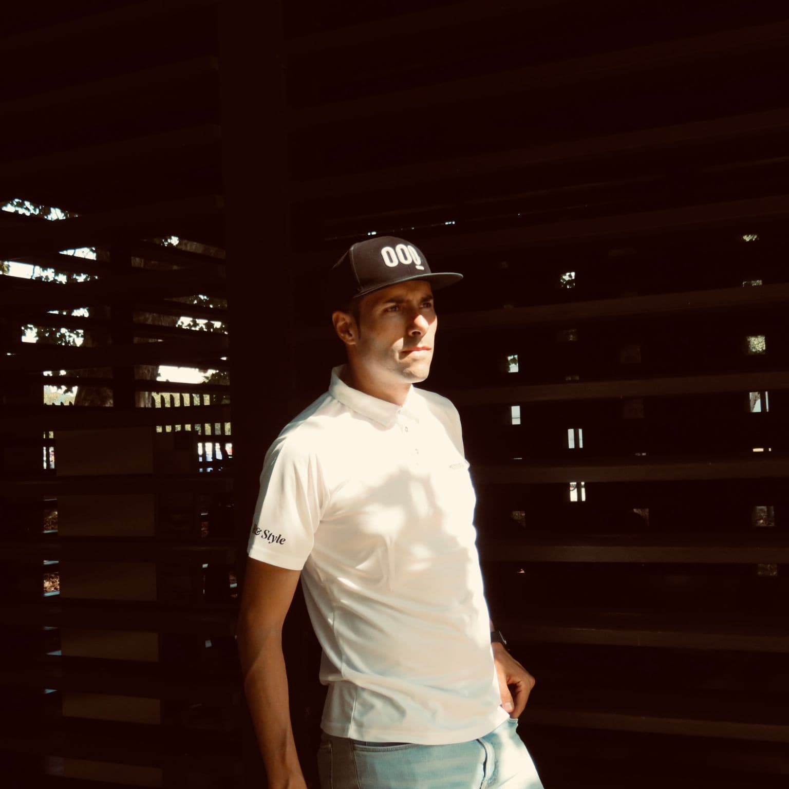 Detalle de la manga y terminaciones del Polo White Crew, tejido suave y ligero