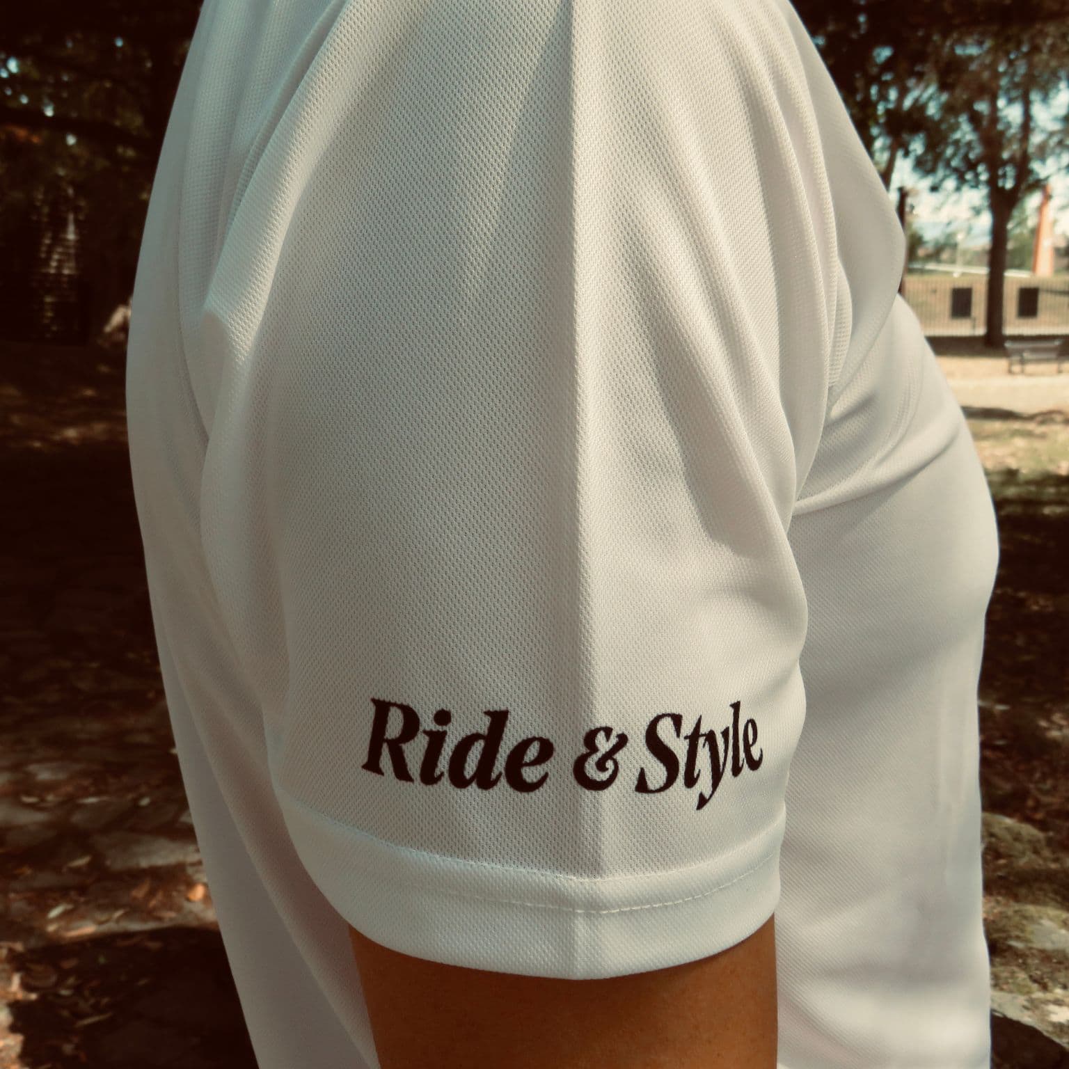 Polo técnico White Crew para uso casual y viajes, look limpio fuera del depo