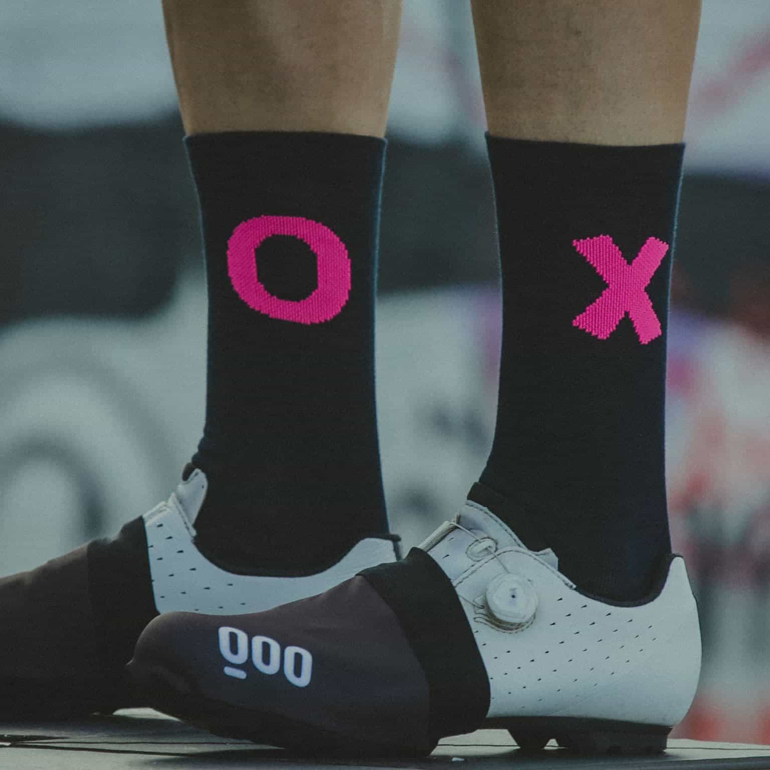 Detalle del diseño X Pink y acabados premium en los calcetines Thermique+ Copper de Mooquer