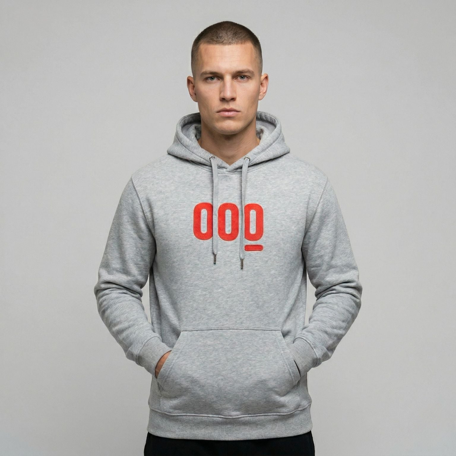 sudadera de color gris con capucha y bolsillos con logo bordado OOQ en rojo Mooquer