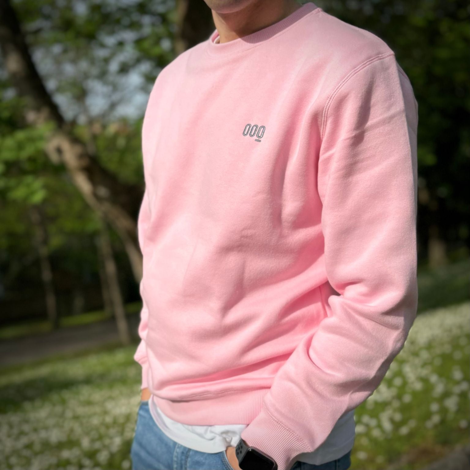 Bordado trasero cuello en sudadera rosa Mooquer