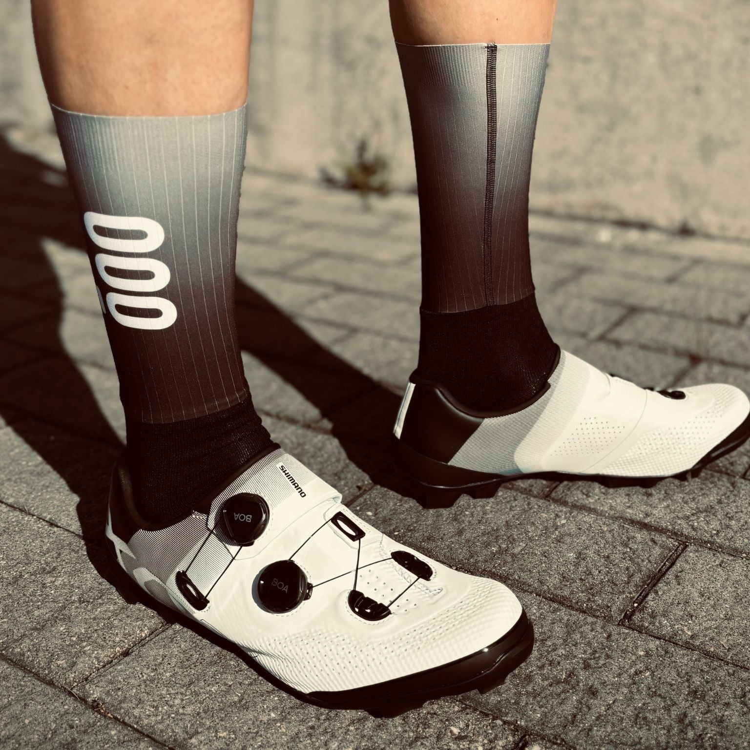 Vista lateral calcetines negros Aero Black Corsa