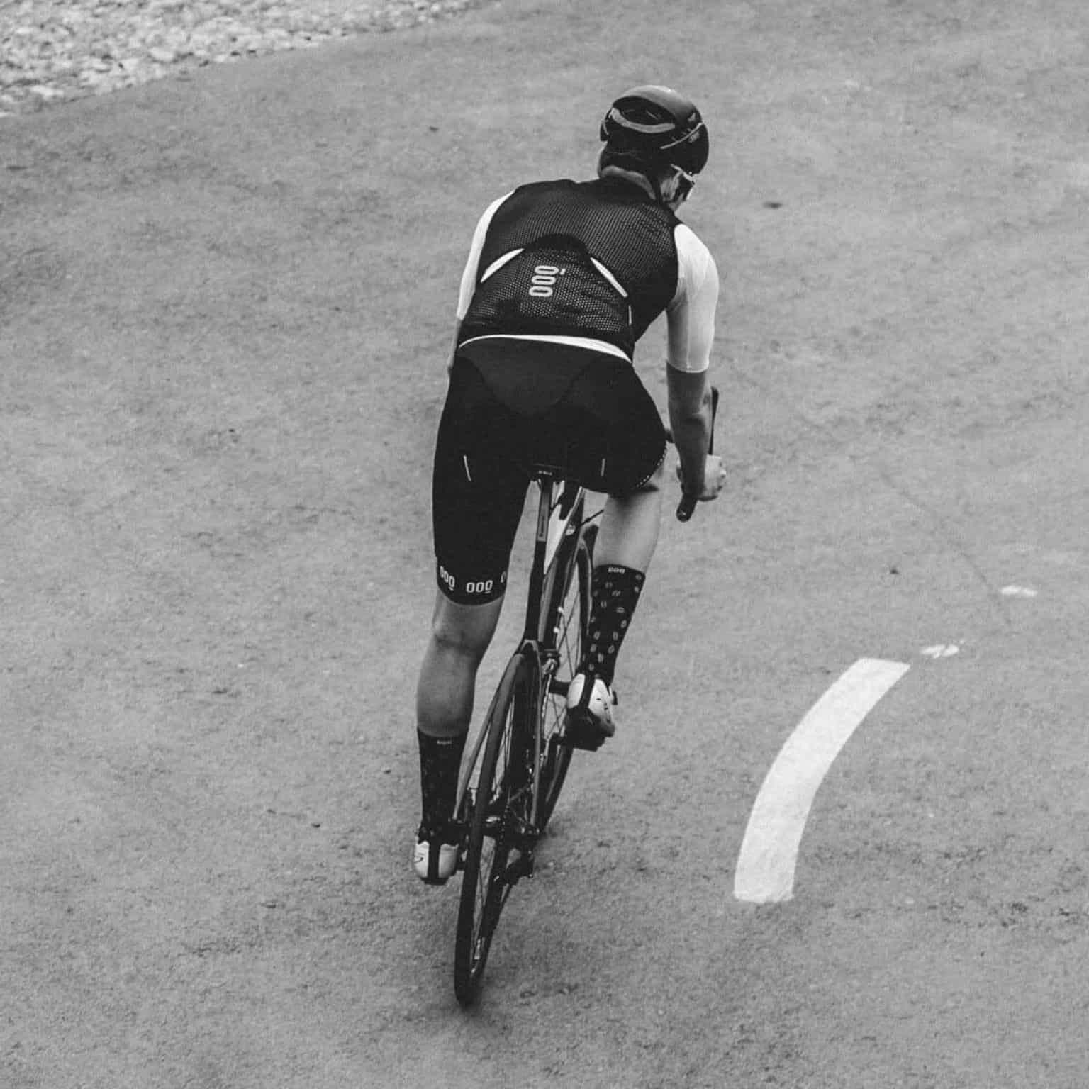 Detalle del tejido ultrafino y elástico en los calcetines de ciclismo Coffea Pro de Mooquer