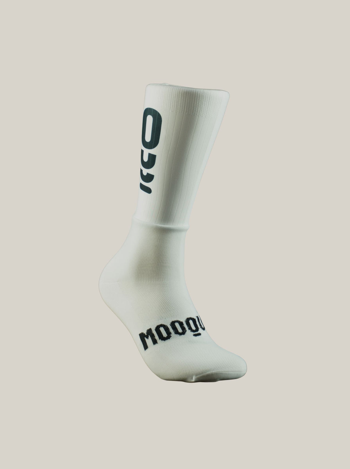 Calcetines aero de ciclismo Aero White Corsa con el logo Mooquer en el empeine