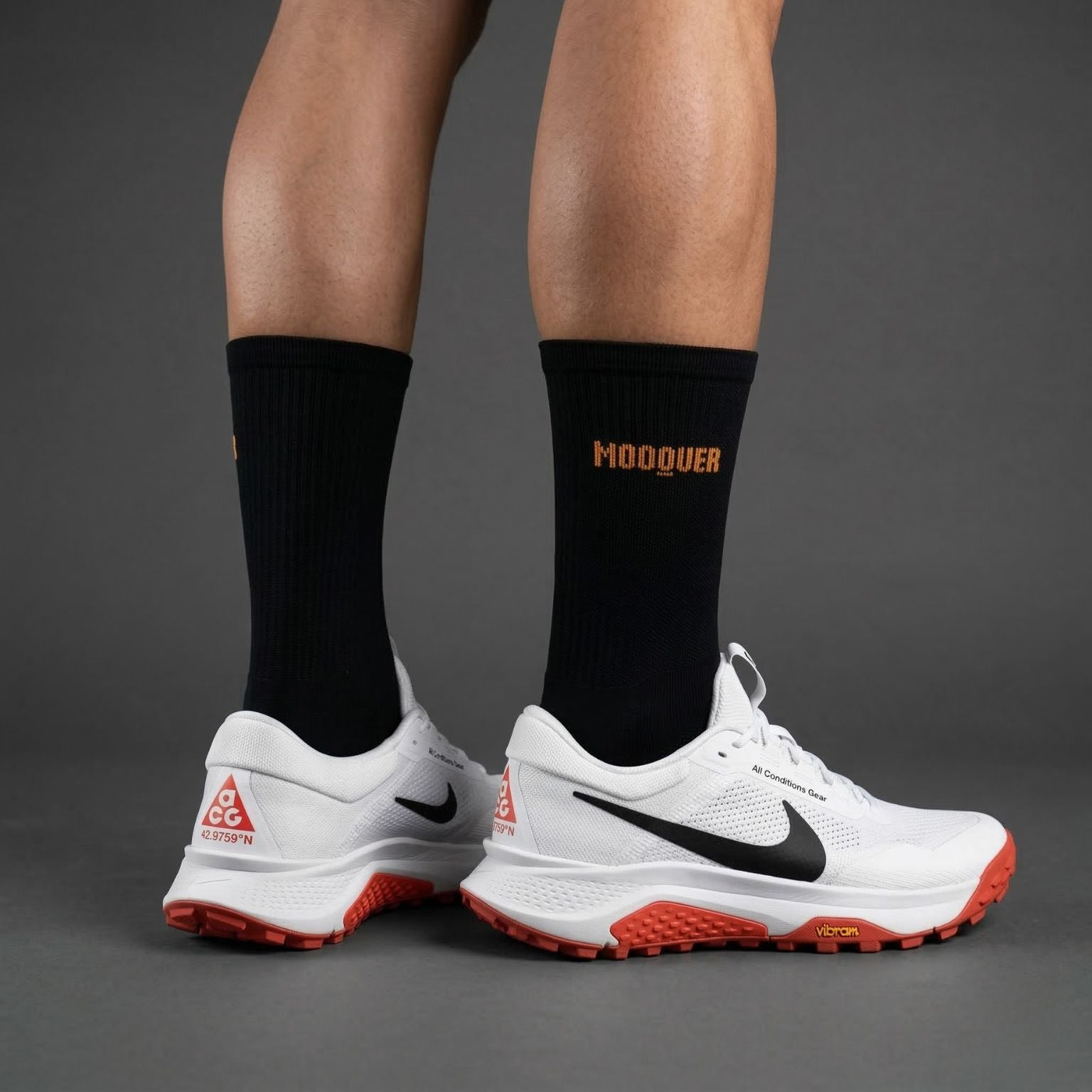 detalle calcetines ciclismo Mooquer barefoot con forma izquierda derecha y zapatillas Nike ACG Zegama Trail Running
