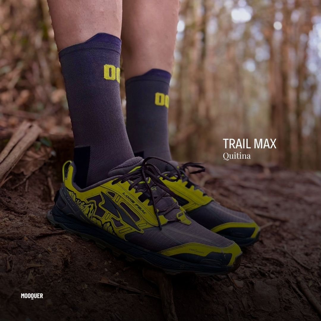 Calcetines técnicos de trail running con refuerzos y Quitina en la planta, Mooquer Trail Max en sendero de montaña