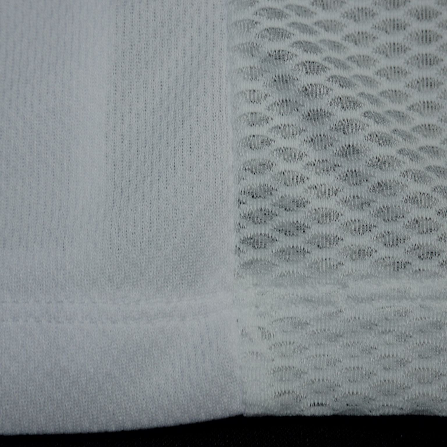 Vista trasera de la camiseta blanca Mooquer con costuras planas y etiqueta interior tejida
