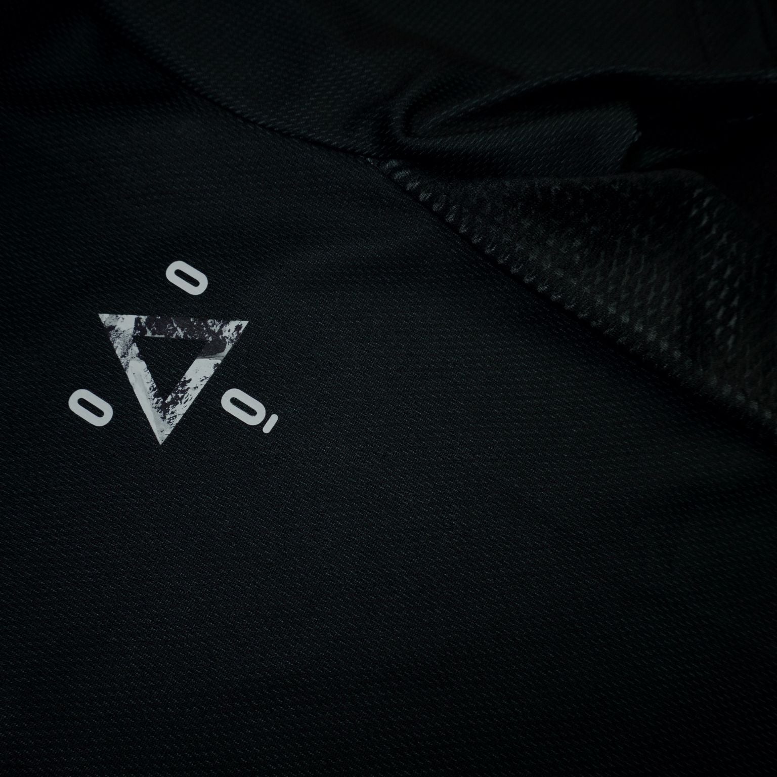 Camiseta negra Mooquer fabricada en Portugal en plano completo sobre fondo neutro para uso casual