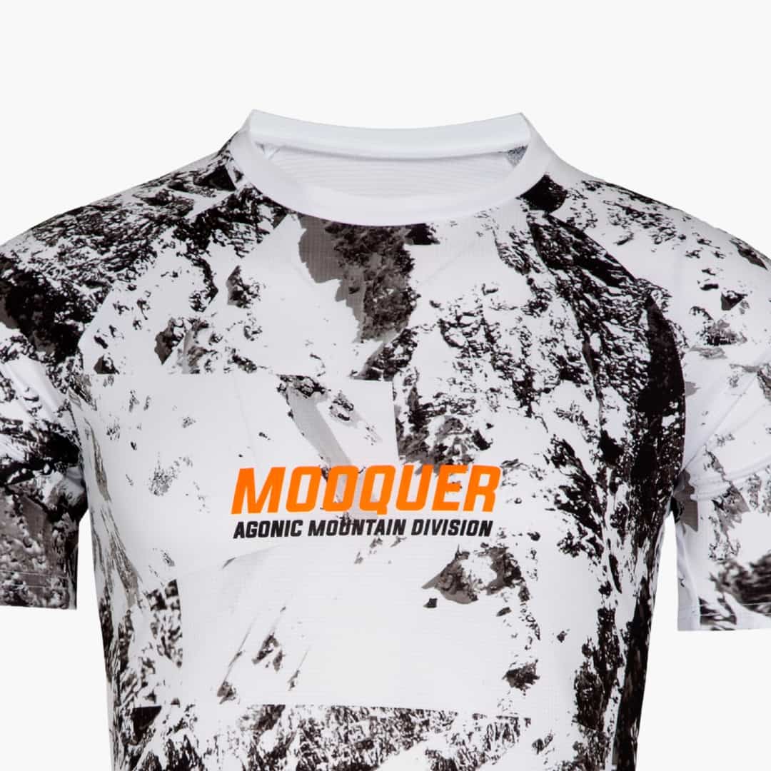 Logo naranja en camiseta técnica Agonic Mountain