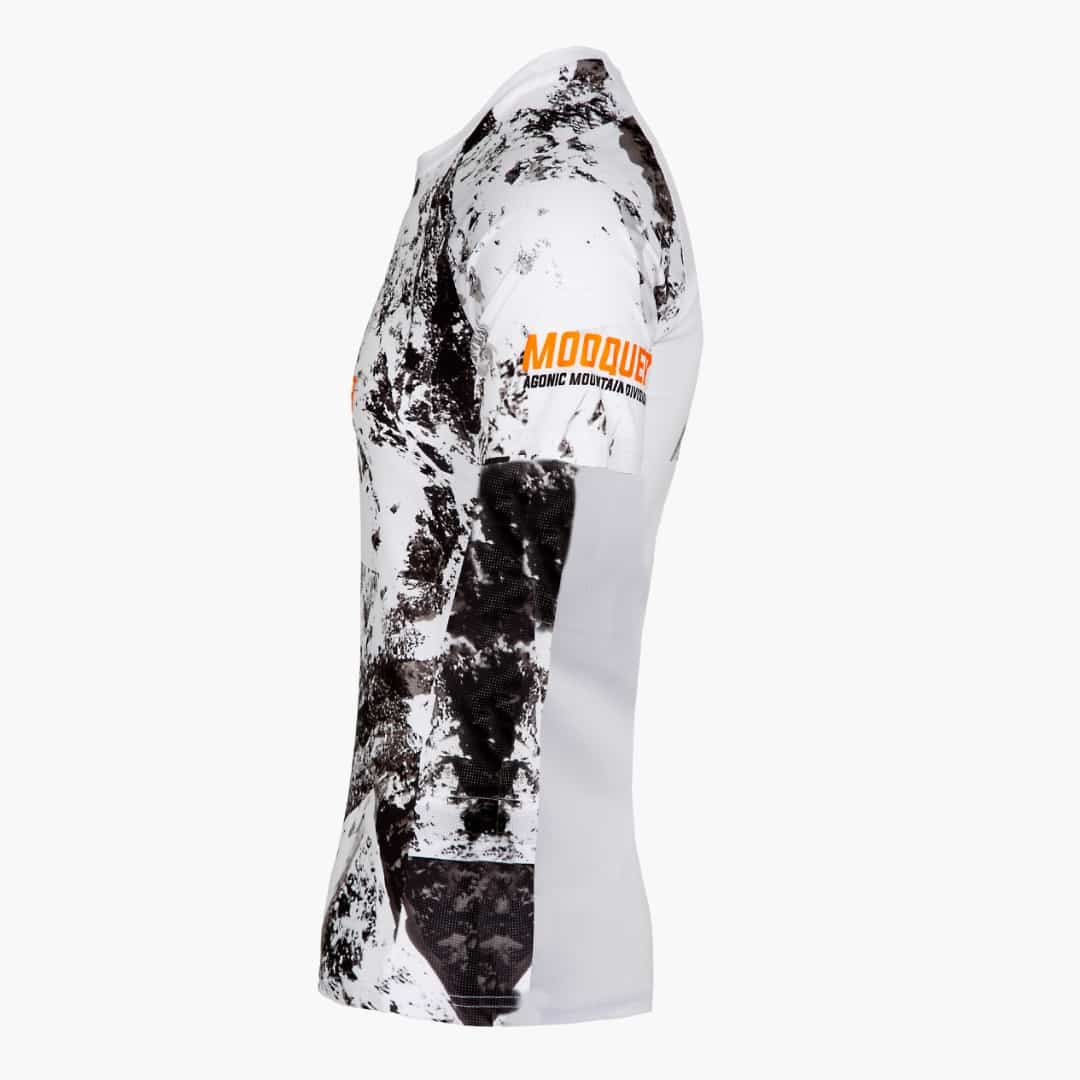 Detalle diseño rocoso monocromático en camiseta trail Agonic