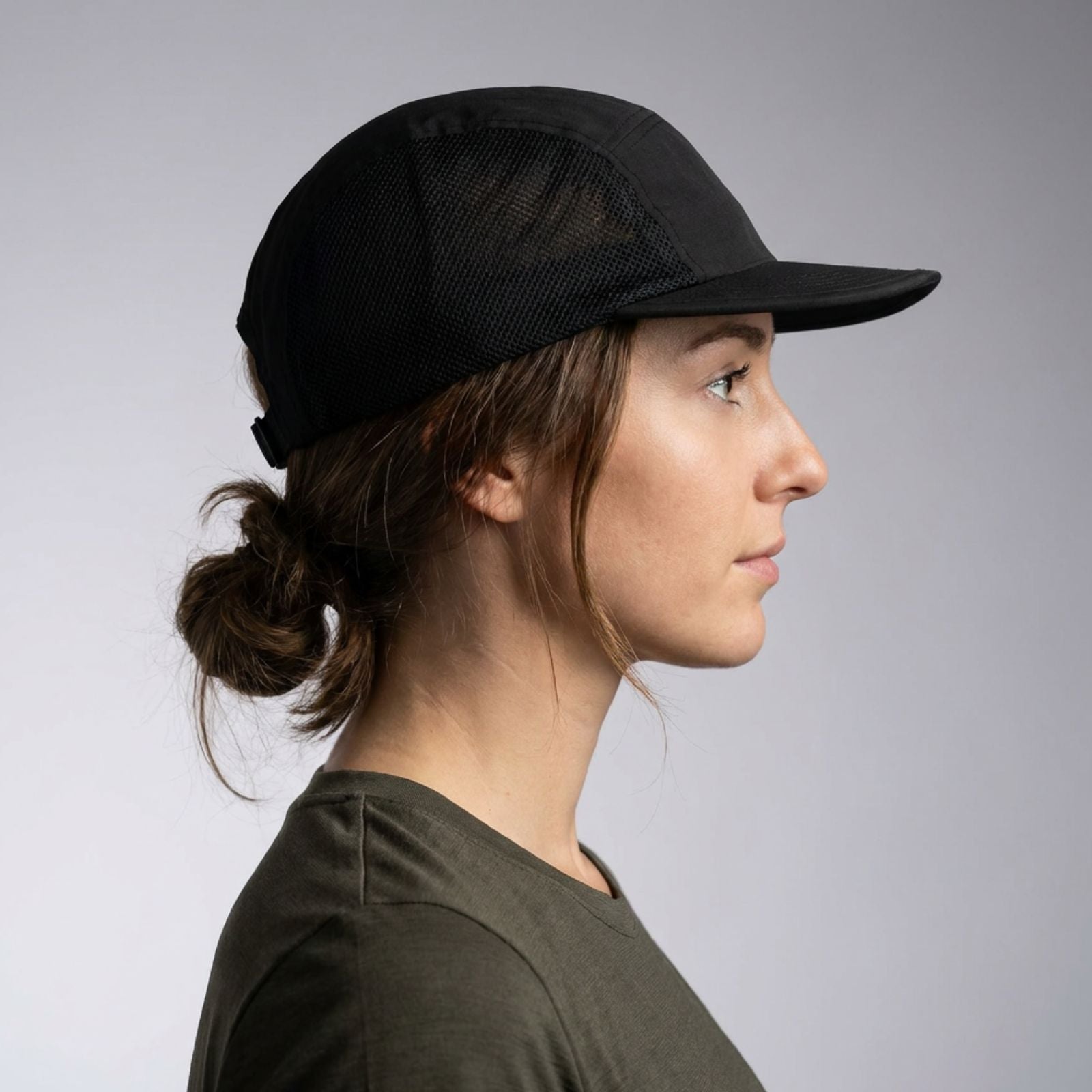 gorra de trail running con resistencia al agua y fibras recicladas color negro Mooquer