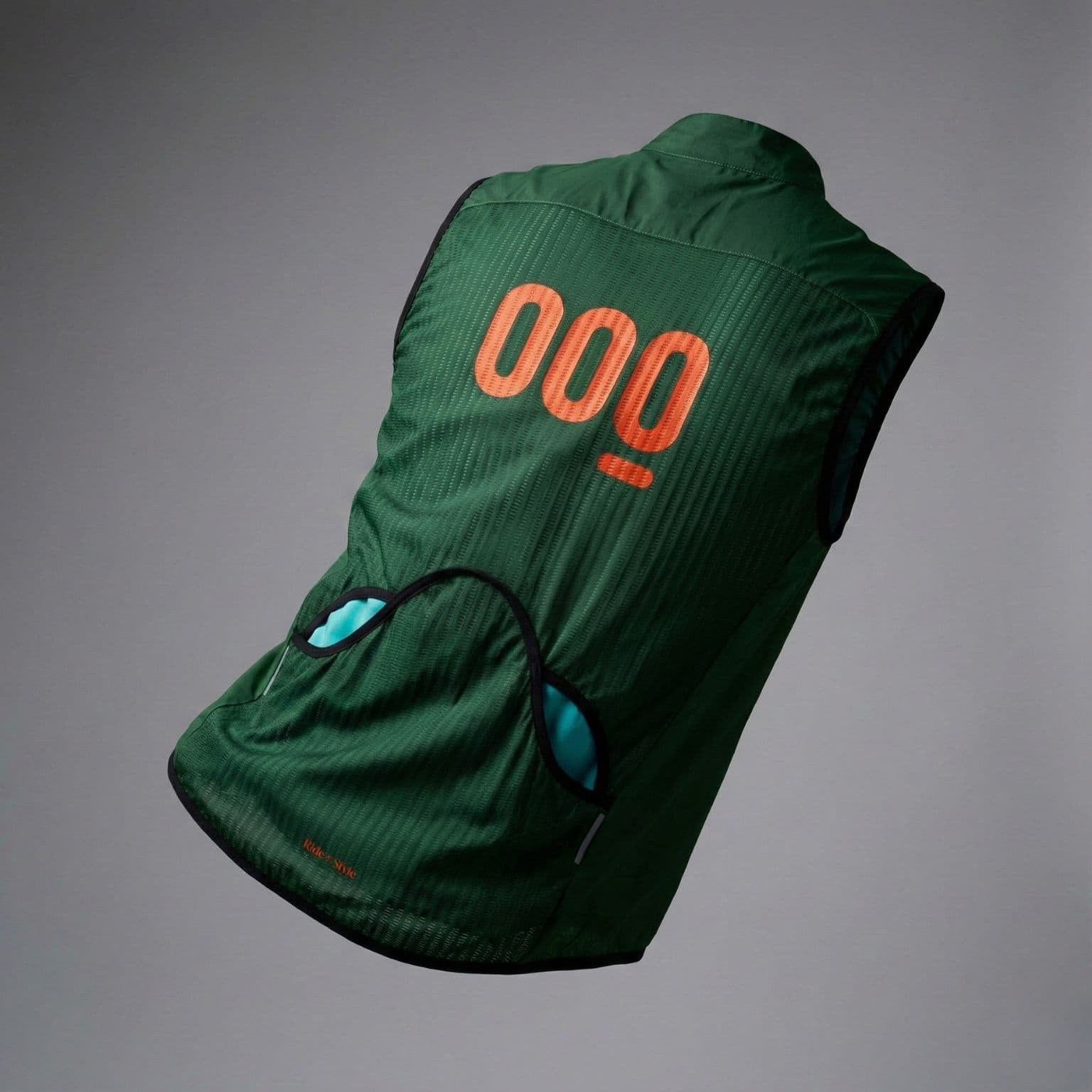 Chaleco DWR Green Aero de Mooquer ultraligero (48 g) en verde profundo con logos en naranja, vista general