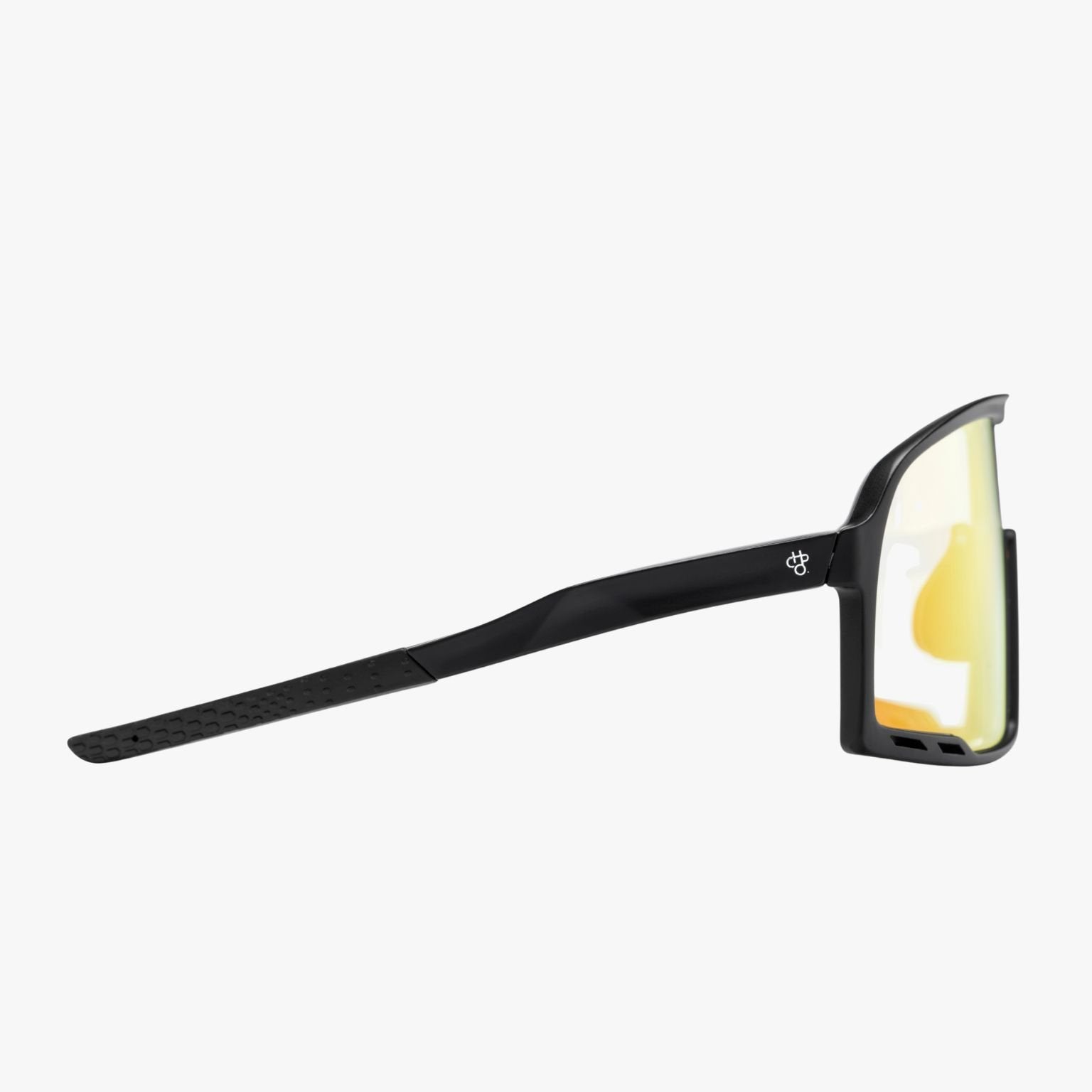 Detalle de la lente fotocromática roja Cat 1–3 (84%–14% VLT) en las CHPO Henrik Black Photochromic