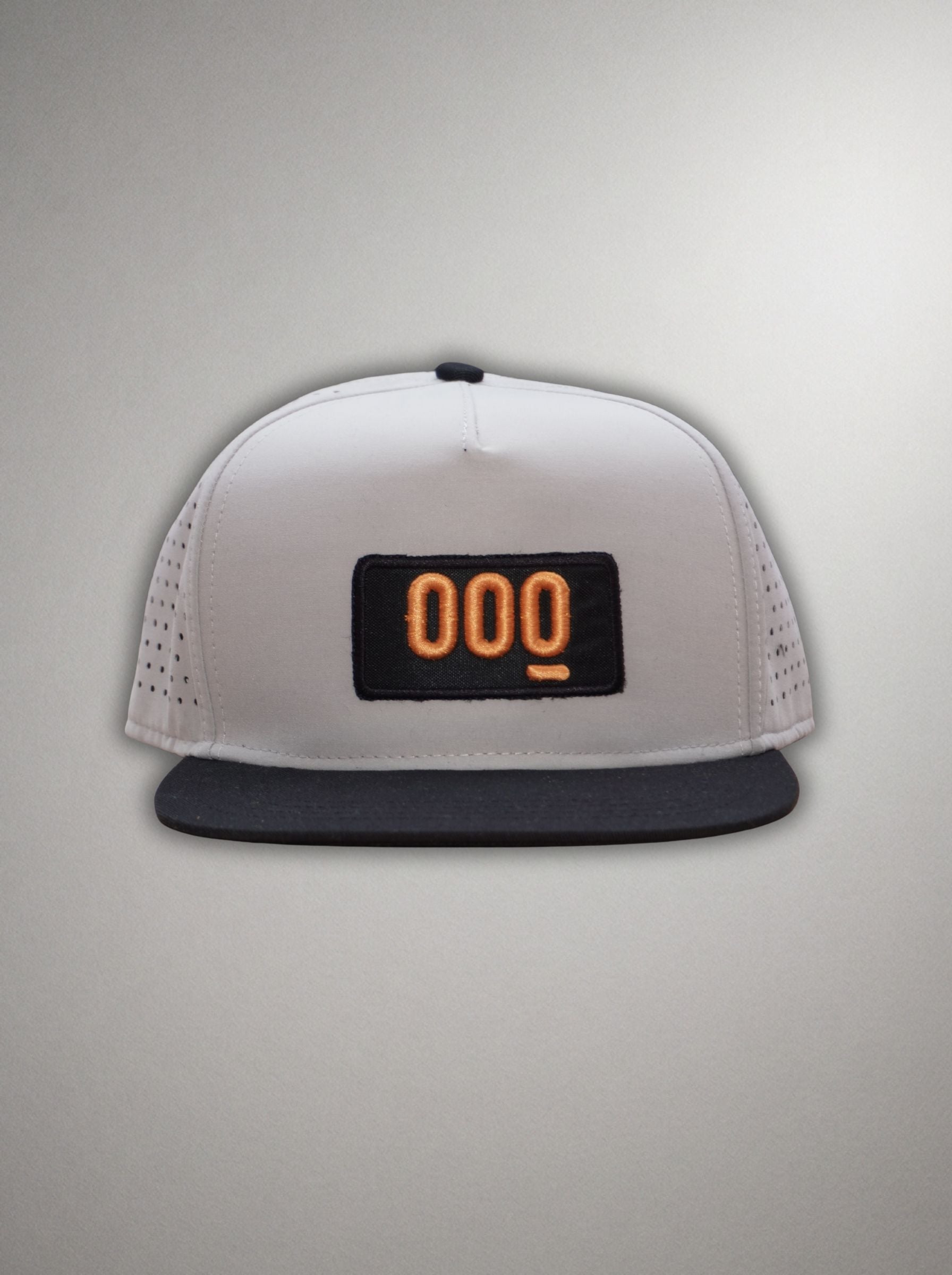 vista frontal gorra gris mustard bordada mooquer