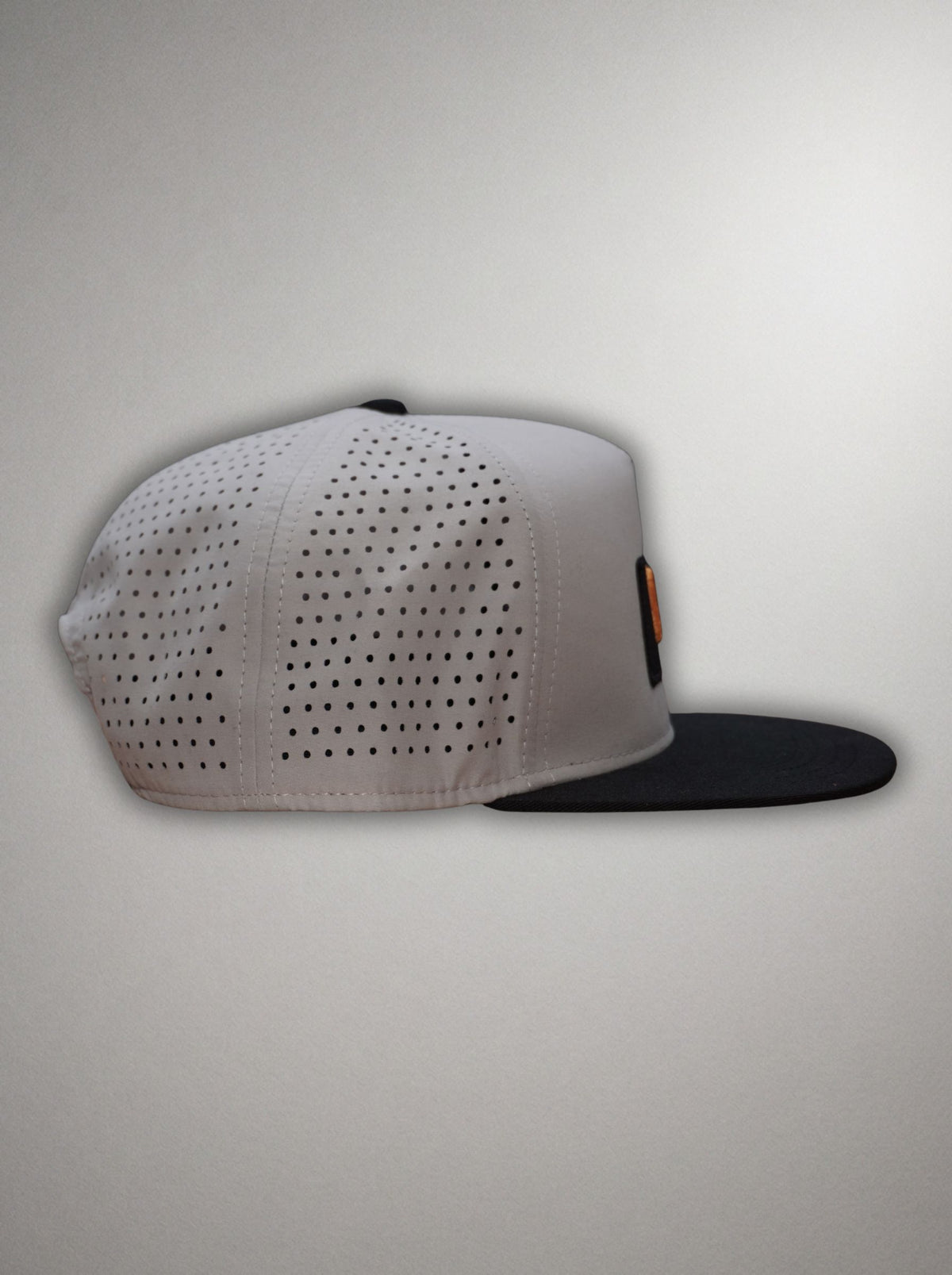 lateral gorra gris mustard bordada mooquer