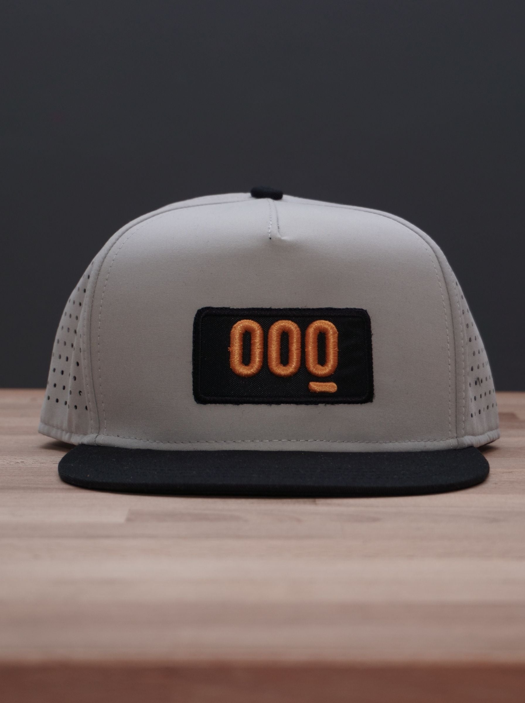 frontal gorra gris mustard bordada mooquer