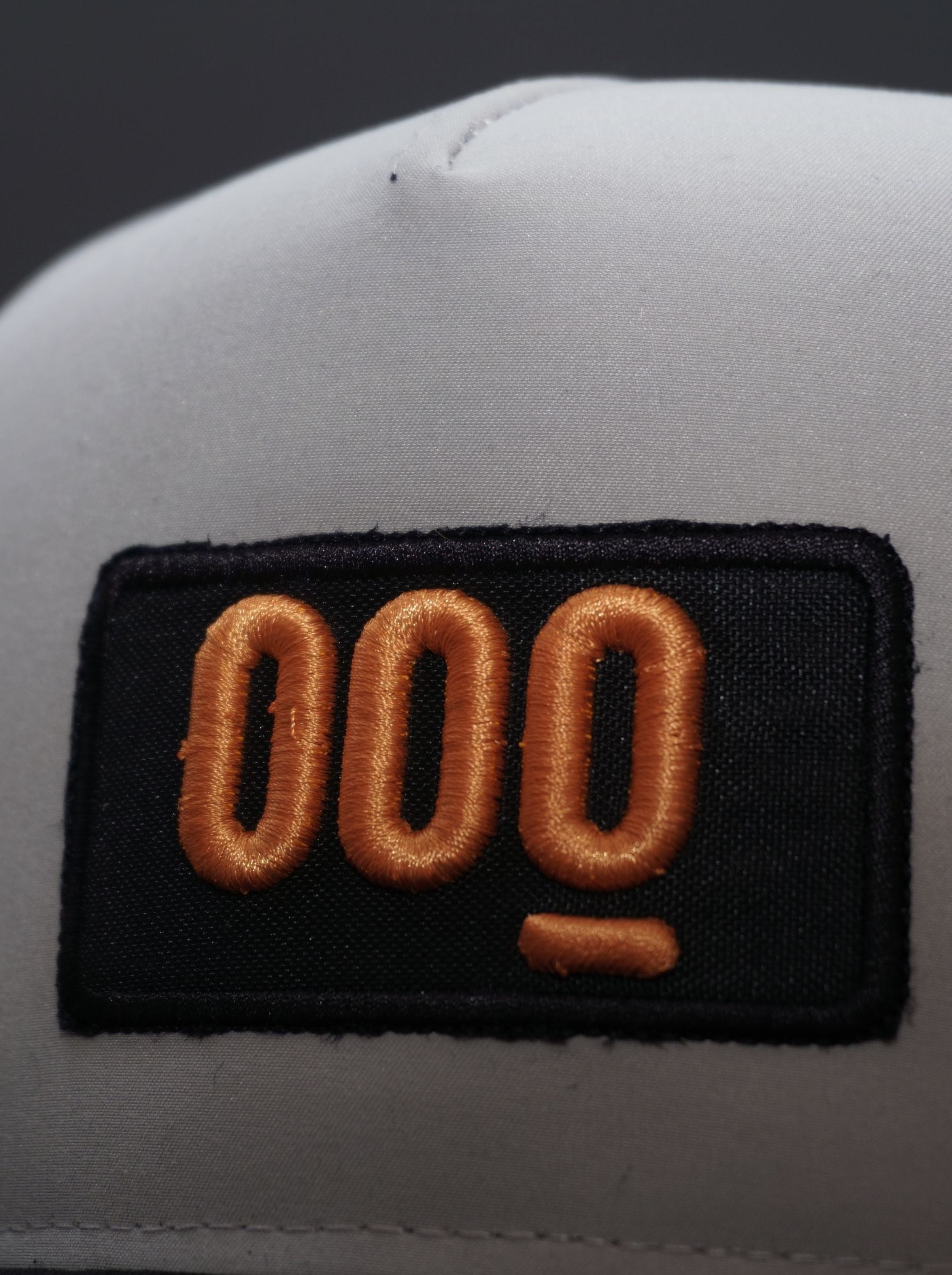 logo detalle gorra gris mustard bordada mooquer