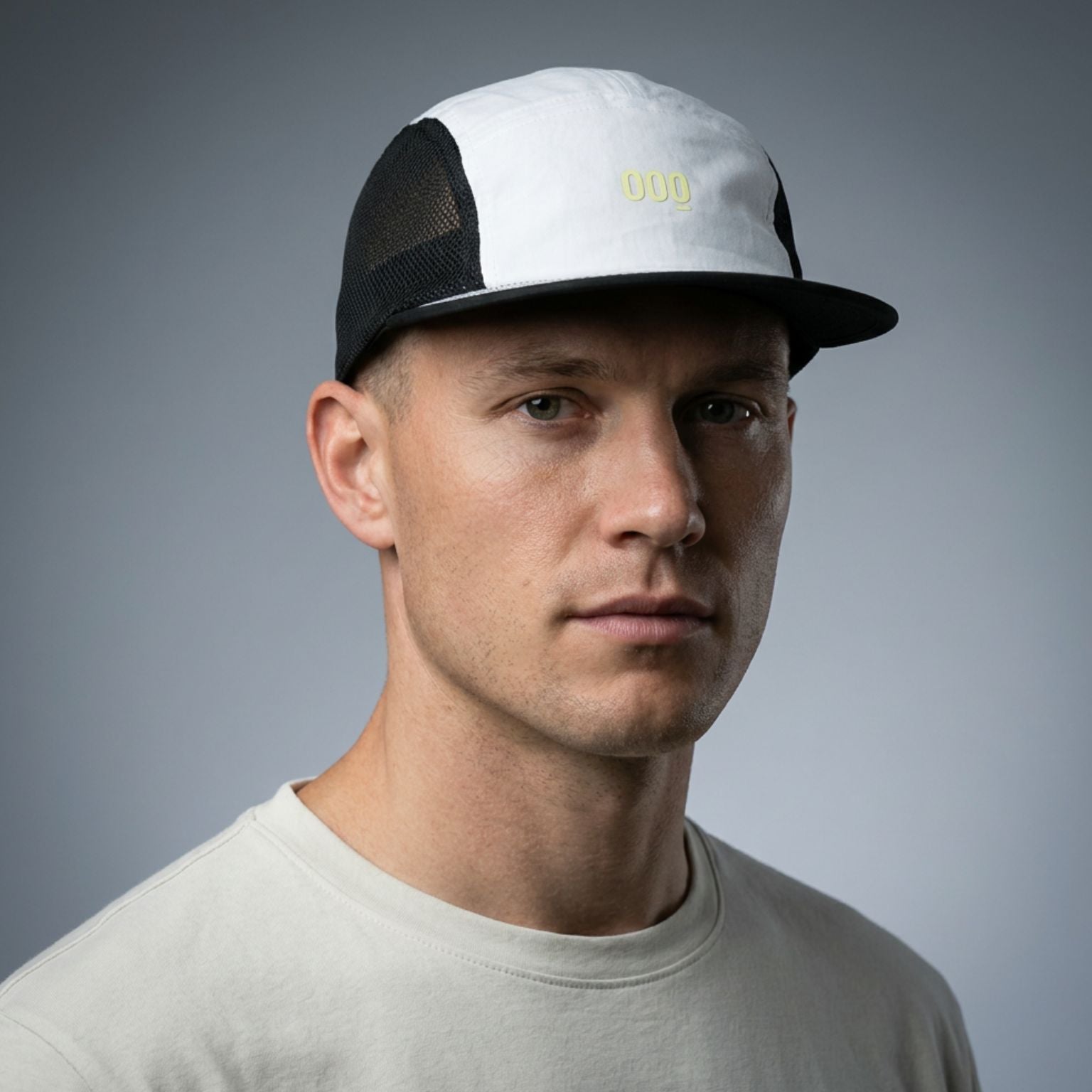 Parte trasera de gorra blanca de trail running con ajuste regulable