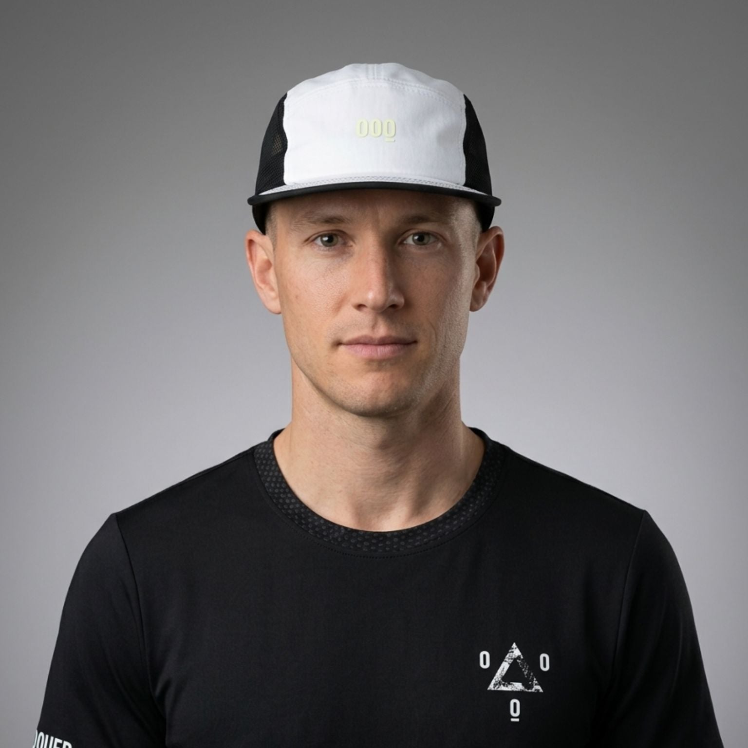 Gorra blanca de trail running OOQ con logotipo reflectante e iridiscente lima fade