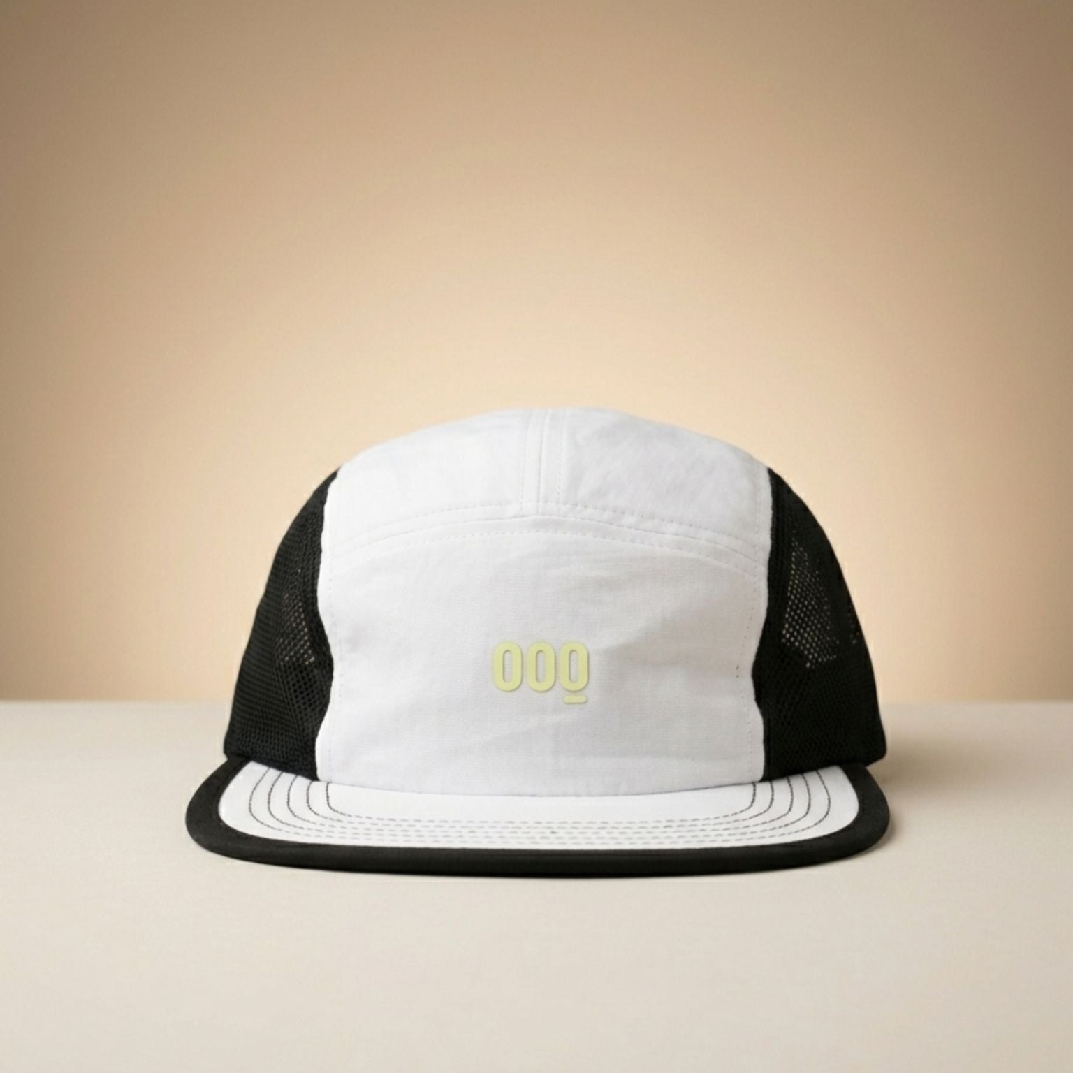 Perfil lateral de gorra blanca técnica de running fabricada con materiales reciclados