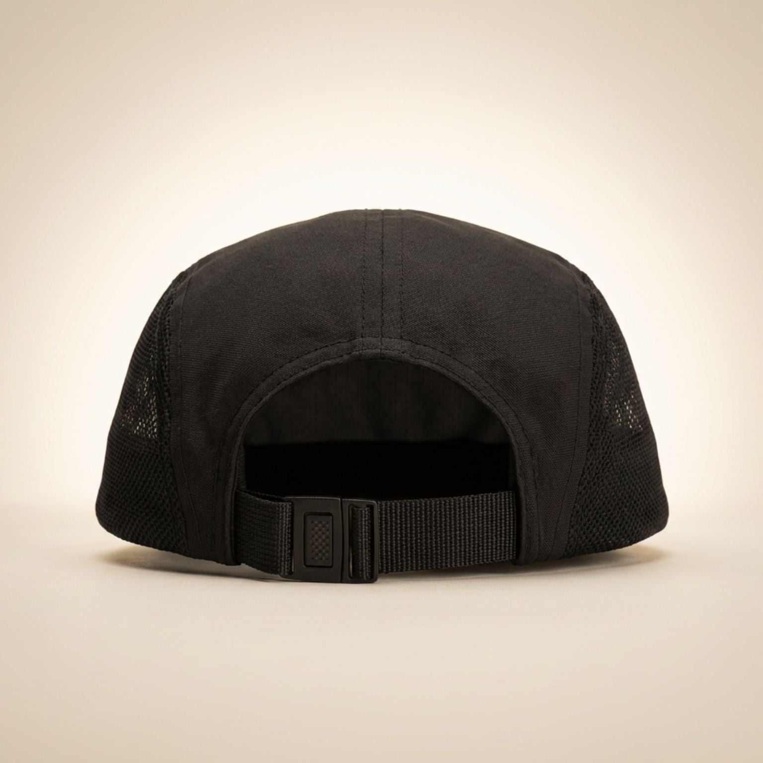 Parte trasera de gorra de trail running negra con sistema de ajuste