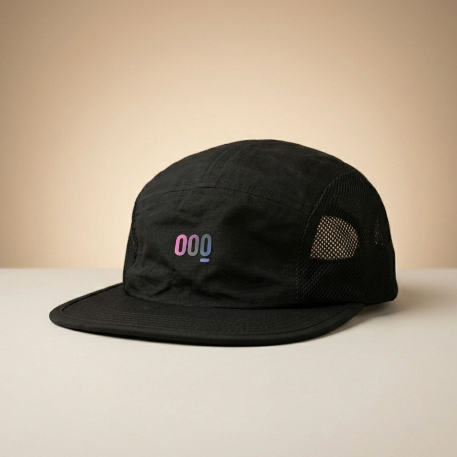 Detalle del logotipo reflectante naranja MOOQUER sobre gorra negra