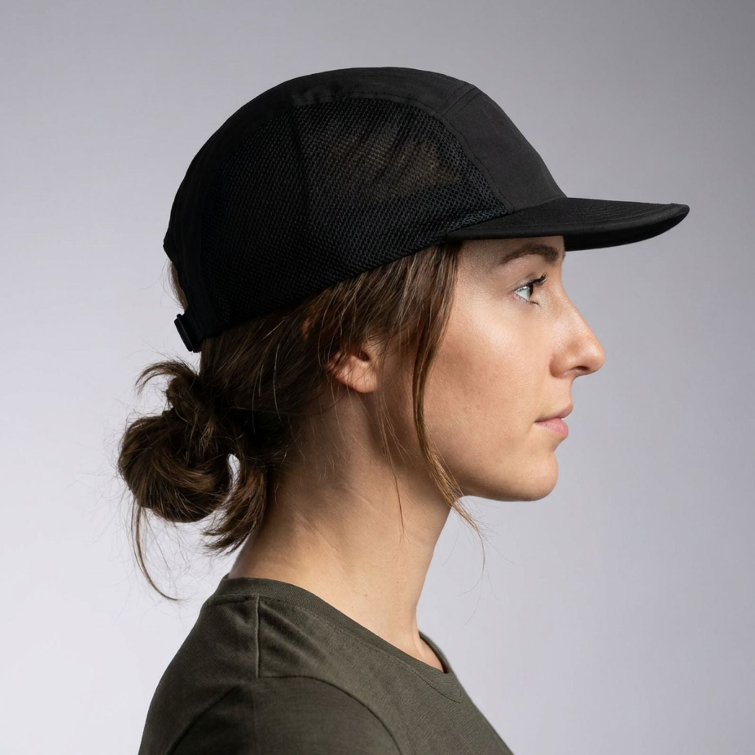 Detalle del tejido ligero y transpirable de la gorra negra MOOQUER