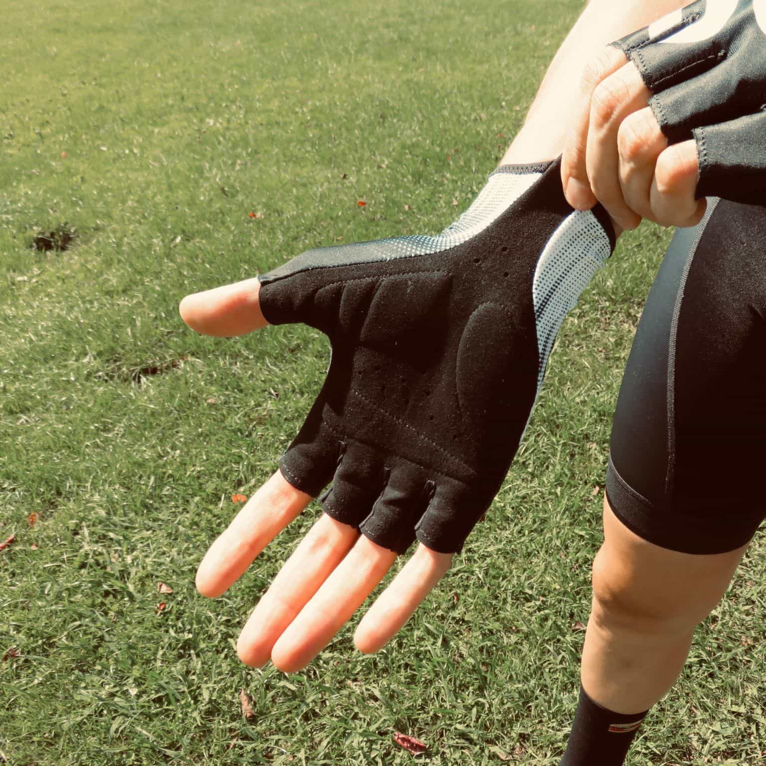 Guantes cortos Aero Factory Road en uso en carretera, sensibilidad y confort en el manillar