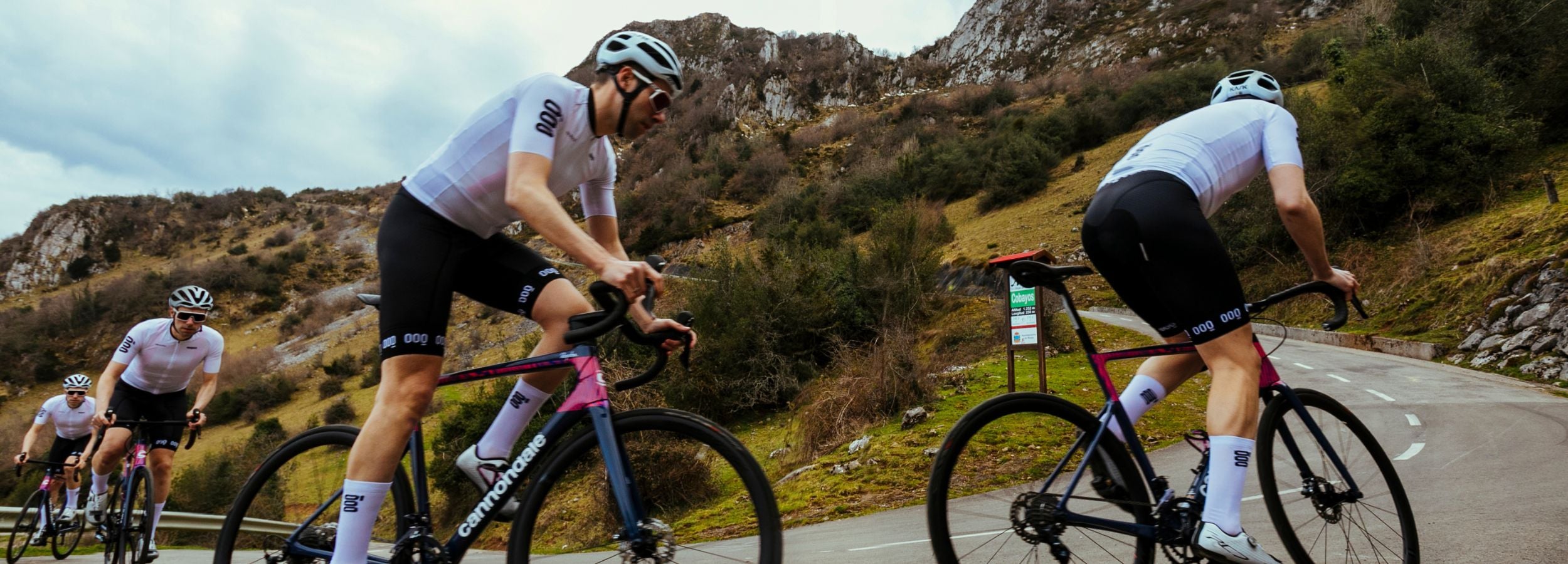 ciclista en el angliru con maillot blanco Mooquer